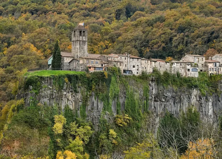 Castellfollit de la Roca – miasteczko na skale