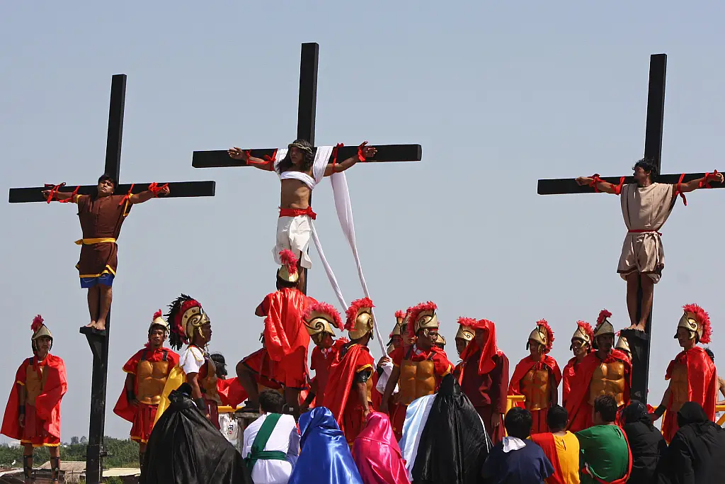 Trio_on_crosses_ukrzyżowanie na filipinach