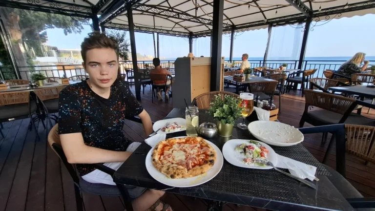 Smaki z widokiem na morze: Bistro&Pizza Napoli w Rawdzie